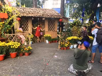 Nhộn nhịp người xin chữ, mua tranh ở phố ông đồ Tây Đô ngày giáp Tết ảnh 6