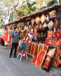 Nhộn nhịp người xin chữ, mua tranh ở phố ông đồ Tây Đô ngày giáp Tết ảnh 3