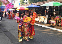 Nhộn nhịp người xin chữ, mua tranh ở phố ông đồ Tây Đô ngày giáp Tết ảnh 4