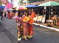 Nhộn nhịp người xin chữ, mua tranh ở phố ông đồ Tây Đô ngày giáp Tết ảnh 4