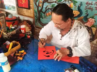 Nhộn nhịp người xin chữ, mua tranh ở phố ông đồ Tây Đô ngày giáp Tết ảnh 2