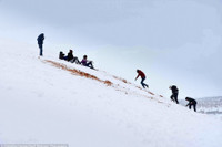 Tre em thich thu truot tuyet tren... sa mac Sahara - Anh 5