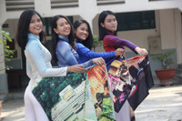 TPHCM: Cô và trò duyên dáng trong tà áo dài ảnh 3