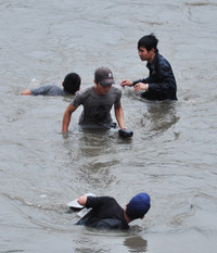 Hàng trăm đàn ông, phụ nữ lao xuống sông... mò “ngọc trai đen“ ảnh 7