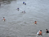 Hàng trăm đàn ông, phụ nữ lao xuống sông... mò “ngọc trai đen“ ảnh 3