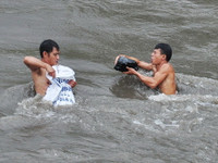 Hàng trăm đàn ông, phụ nữ lao xuống sông... mò “ngọc trai đen“ ảnh 2