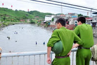 Hàng trăm đàn ông, phụ nữ lao xuống sông... mò “ngọc trai đen“ ảnh 16