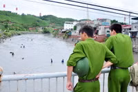 Hàng trăm đàn ông, phụ nữ lao xuống sông... mò “ngọc trai đen“ ảnh 16