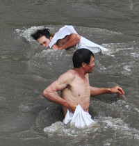 Hàng trăm đàn ông, phụ nữ lao xuống sông... mò “ngọc trai đen“ ảnh 9