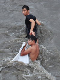 Hàng trăm đàn ông, phụ nữ lao xuống sông... mò “ngọc trai đen“ ảnh 4