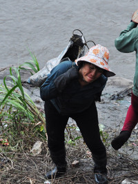 Hàng trăm đàn ông, phụ nữ lao xuống sông... mò “ngọc trai đen“ ảnh 13