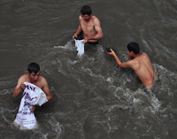 Hàng trăm đàn ông, phụ nữ lao xuống sông... mò “ngọc trai đen“ ảnh 8