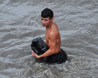 Hàng trăm đàn ông, phụ nữ lao xuống sông... mò “ngọc trai đen“ ảnh 12