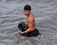 Hàng trăm đàn ông, phụ nữ lao xuống sông... mò “ngọc trai đen“ ảnh 12