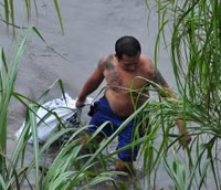 Hàng trăm đàn ông, phụ nữ lao xuống sông... mò “ngọc trai đen“ ảnh 14