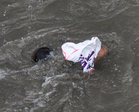 Hàng trăm đàn ông, phụ nữ lao xuống sông... mò “ngọc trai đen“ ảnh 10