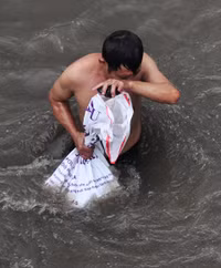 Hàng trăm đàn ông, phụ nữ lao xuống sông... mò “ngọc trai đen“ ảnh 11