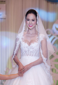 Những khuôn ngực “đáng ngờ” của kiều nữ Việt ảnh 6