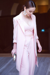 Những khuôn ngực “đáng ngờ” của kiều nữ Việt ảnh 16