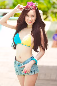 Những khuôn ngực “đáng ngờ” của kiều nữ Việt ảnh 12