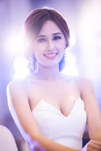 Những khuôn ngực “đáng ngờ” của kiều nữ Việt ảnh 10