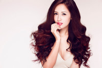 Những khuôn ngực “đáng ngờ” của kiều nữ Việt ảnh 8