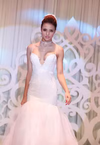 Những khuôn ngực “đáng ngờ” của kiều nữ Việt ảnh 4