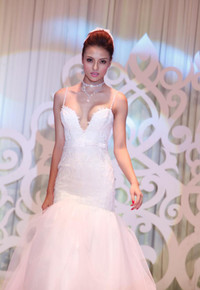 Những khuôn ngực “đáng ngờ” của kiều nữ Việt ảnh 4