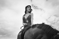 Những khuôn ngực “đáng ngờ” của kiều nữ Việt ảnh 15