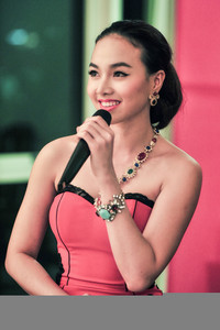 Những khuôn ngực “đáng ngờ” của kiều nữ Việt ảnh 19