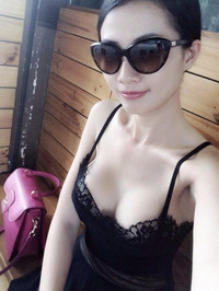 Những khuôn ngực “đáng ngờ” của kiều nữ Việt ảnh 1