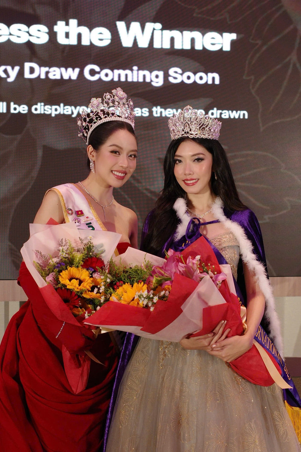 Thanh Thủy đẹp rực rỡ tại chung kết Miss Singapore International