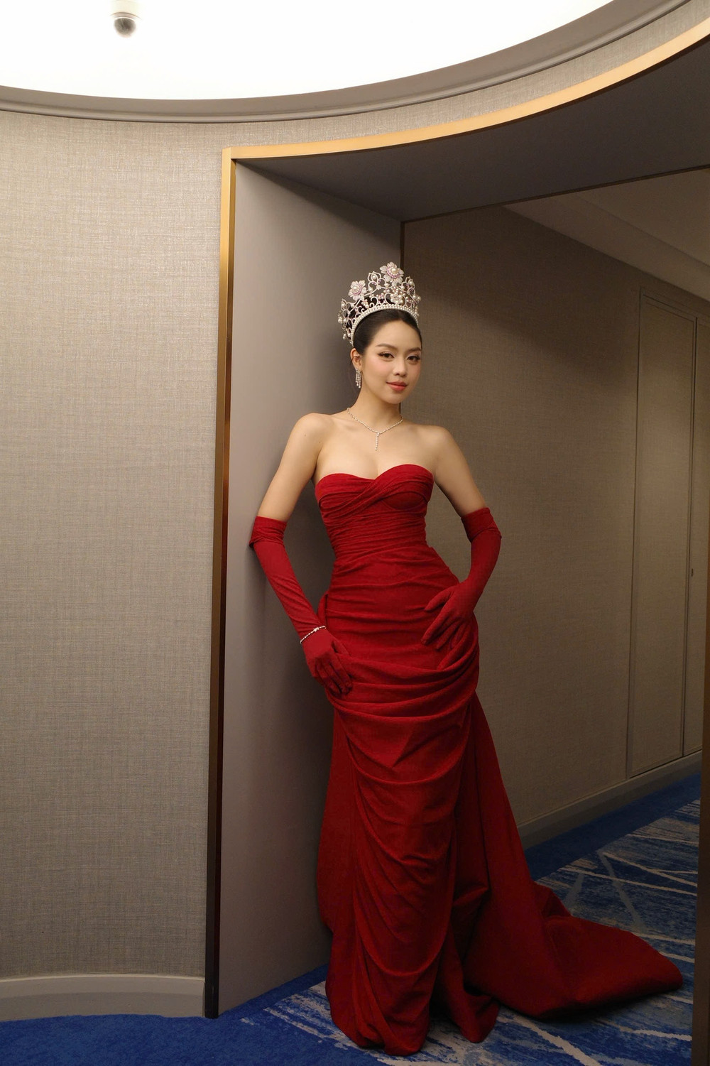 Thanh Thủy đẹp rực rỡ tại chung kết Miss Singapore International