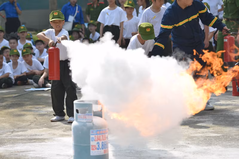 Đồng thời hướng dẫn các em một số kiến thức về công tác phòng cháy, chữa cháy cơ bản trong sinh hoạt, cuộc sống hàng ngày. Chiến sĩ nhí học cách thoát hiểm