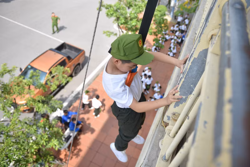 Các bạn nhỏ tự tin thực hành đúng theo những gì đã được học. Chiến sĩ nhí học cách thoát hiểm