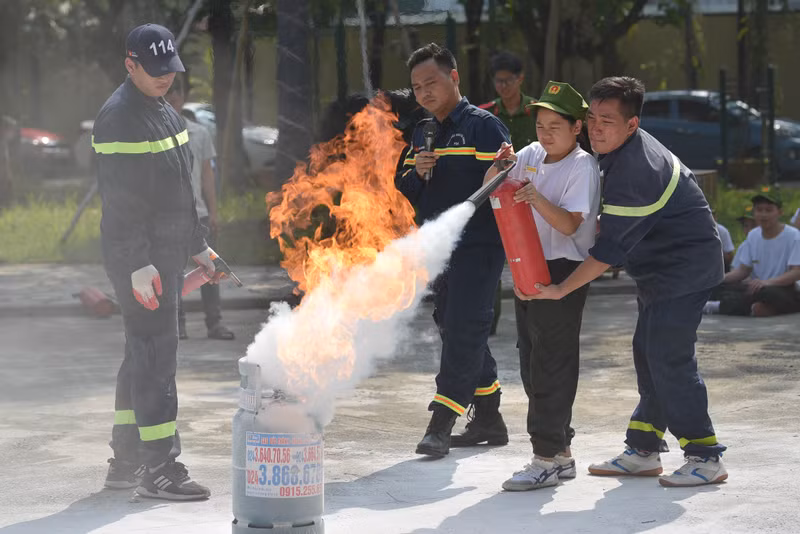 Các em được trang bị những kiến thức bổ ích, các kỹ năng thực hành để có thể ứng phó khi gặp nguy hiểm. Chiến sĩ nhí học cách thoát hiểm