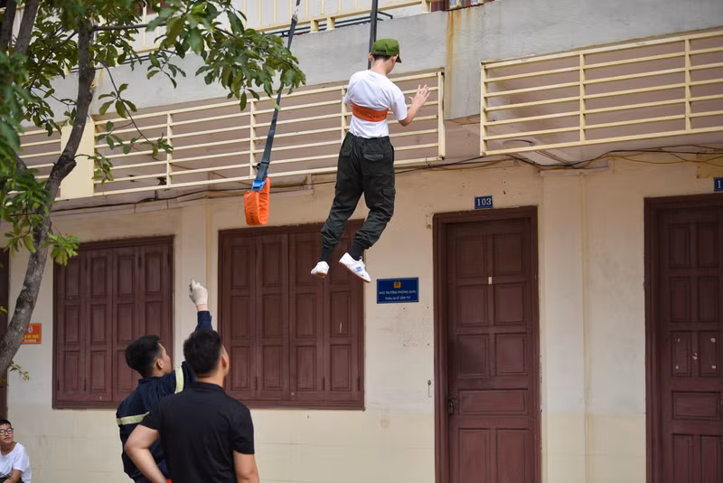 Giúp các em phòng tránh cũng như ứng phó kịp thời khi gặp các tình huống trong cuộc sống. Chiến sĩ nhí học cách thoát hiểm