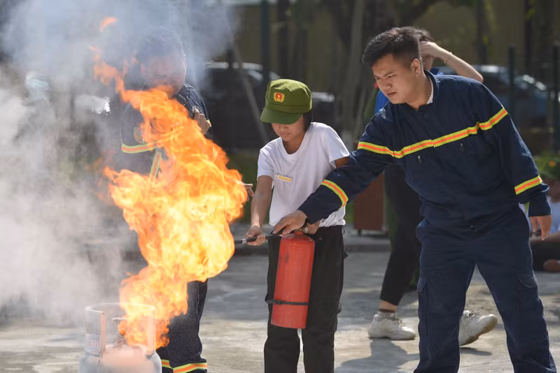 Trong chương trình tập huấn phòng, chống cháy, nổ, các em được dạy về các tác nhân gây cháy. Chiến sĩ nhí học cách thoát hiểm