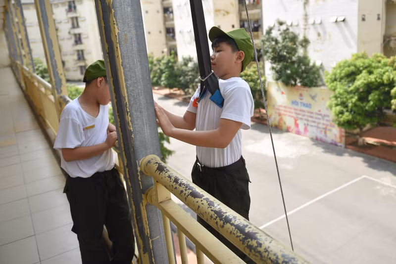 Sau phần học lý thuyết, các em được thực hành sử dụng bình cứu hỏa dập tắt đám cháy, thoát hiểm trong môi trường nhiều khói, đu dây chậm từ tầng cao xuống…. Chiến sĩ nhí học cách thoát hiểm