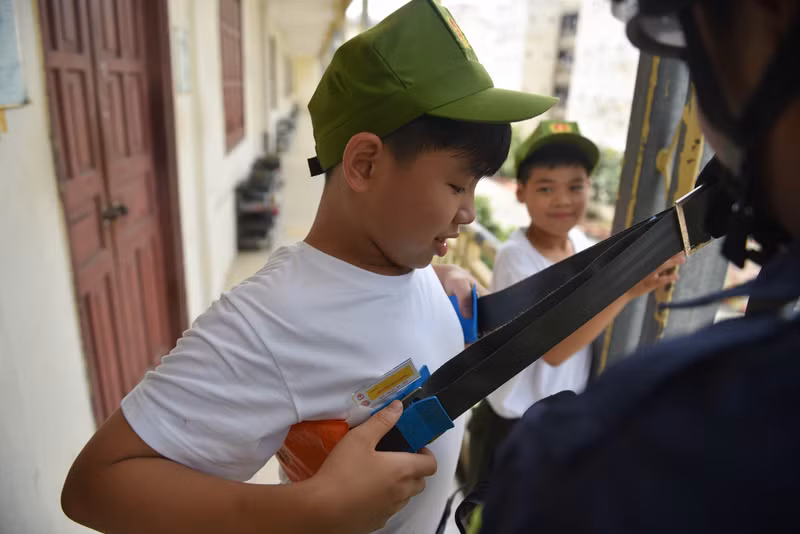 Những phần thực hành thú vị mang đến hào hứng cho các học viên. Chiến sĩ nhí học cách thoát hiểm