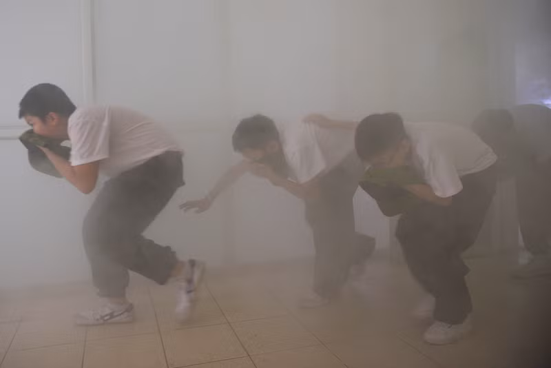Cán bộ hướng dẫn dùng các câu chuyện gần gũi hàng ngày để chỉ cho các em cách xử trí khi hỏa hoạn bất ngờ xảy ra. Chiến sĩ nhí học cách thoát hiểm