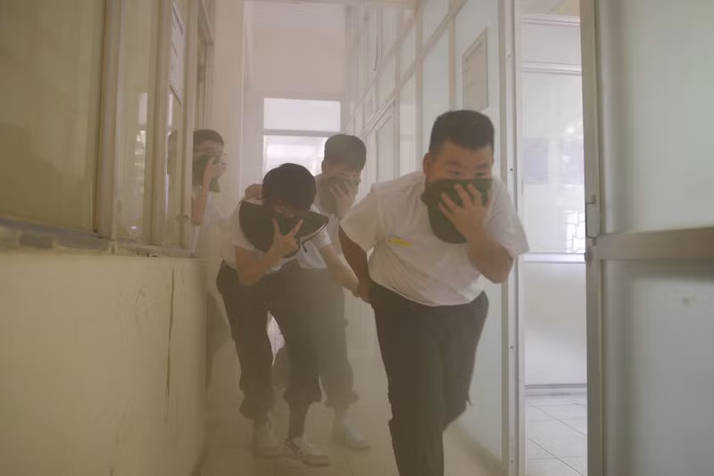 Các học viên thực hành thoát hiểm trong môi trường nhiều khói. Chiến sĩ nhí học cách thoát hiểm