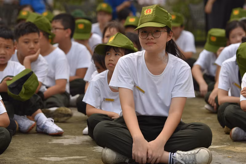 Các chiến sĩ nhí tham gia chương trình trải nghiệm "Chiến sĩ Công an nhỏ tuổi - Thép đã tôi thế đấy”. Chiến sĩ nhí học cách thoát hiểm