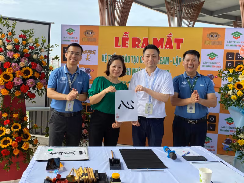 Thầy Ikehata Shuji - Chuyên gia Nhật Bản viết tặng chữ Thư pháp cho chị Phương - phụ huynh tham gia trải nghiệm trong chương trình. Trải nghiệm mùa hè công nghệ