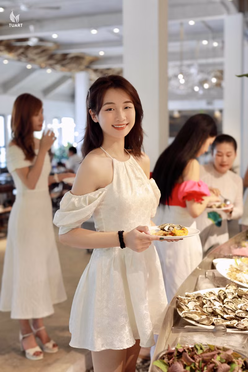 Công việc làm thêm này vừa giúp cô rèn luyện tự tin, biết được các góc đẹp của bản thân, đồng thời, có một khoản thu nhập khá ổn, trang trải chi phí sinh hoạt. Nhan sắc xinh đẹp của nữ sinh Đại học Hà Nội đạt giải Á khôi Tây Bắc