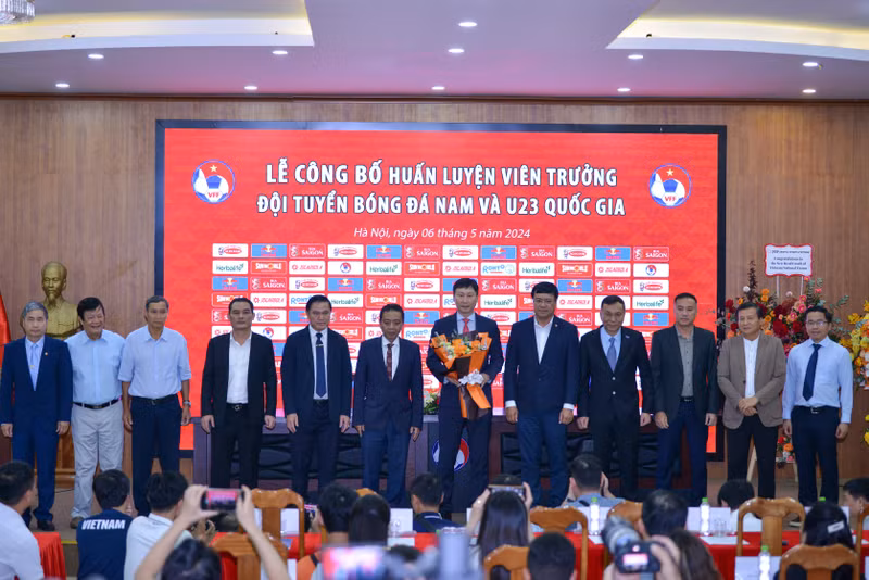 Tân HLV Trưởng đội tuyển bóng đá Nam và U23 Việt Nam chính thức ra mắt