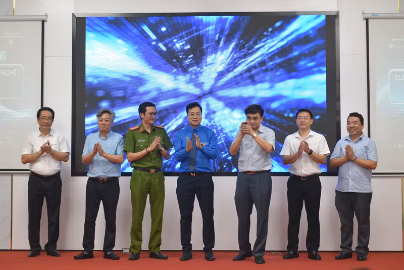 Các đại biểu thực hiện nghi thức phát động cuộc thi. Phát động cuộc thi Tìm kiếm giải pháp công nghệ 'Dữ liệu với cuộc sống'