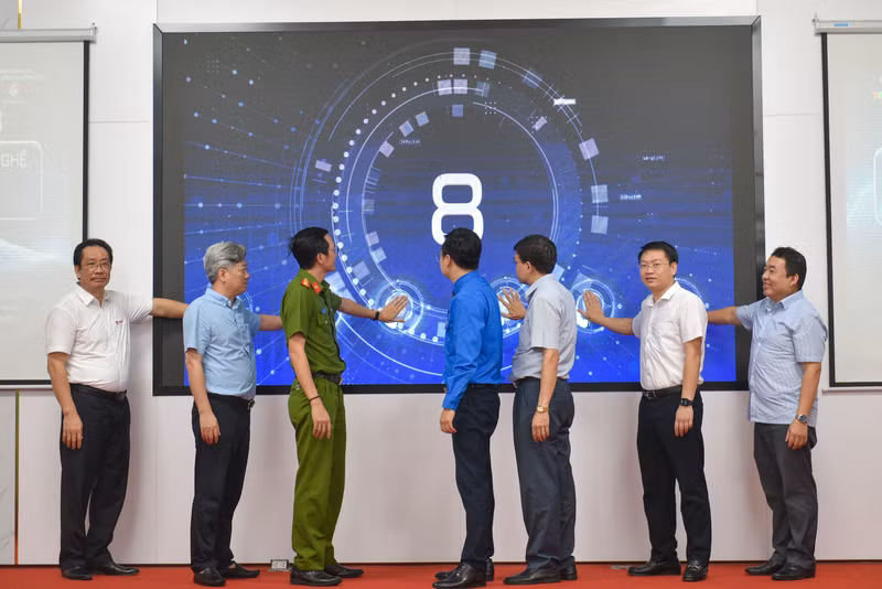 Các đại biểu thực hiện nghi thức phát động cuộc thi. Phát động cuộc thi Tìm kiếm giải pháp công nghệ 'Dữ liệu với cuộc sống'