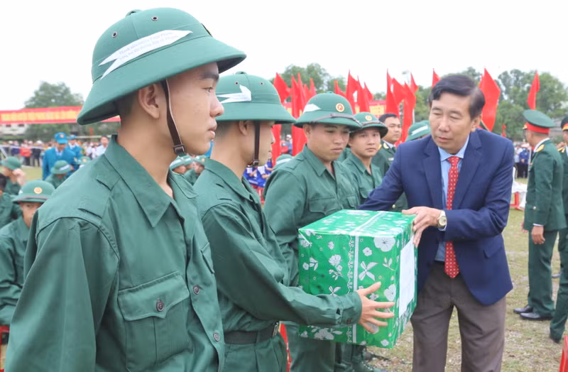 Các tân binh phấn khởi lên đường làm nhiệm vụ. Anh em song sinh ở Quảng Trị cùng lên đường nhập ngũ