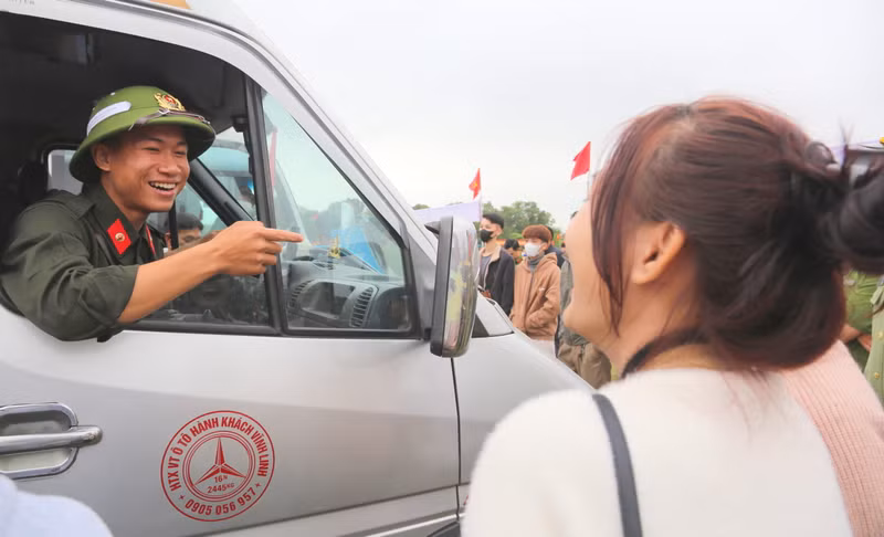 Thanh niên chia tay người yêu để về đơn vị huấn luyện. Anh em song sinh ở Quảng Trị cùng lên đường nhập ngũ